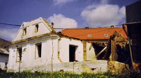 Rok 1995 - Stavba hospody, obecního bytu, obchodu1